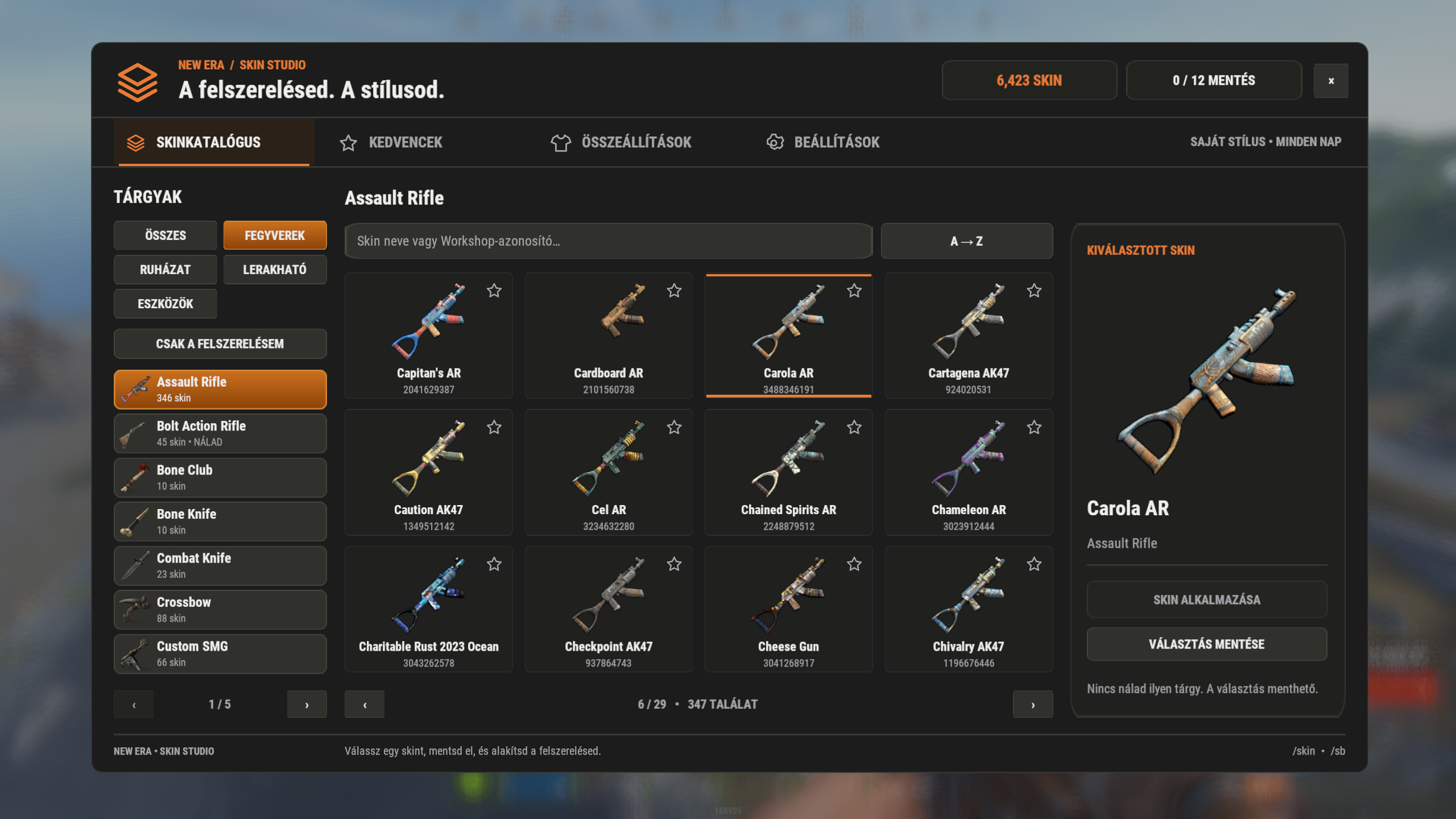 A saját New Era Skin Studio játékbeli felülete skinkatalógussal, kedvencekkel, összeállításokkal és a kiválasztott tárgy előnézetével.